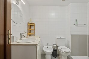 Bathtub, hair dryer, towels - Netos Apartment - By WeHostMadeira (Funchal)