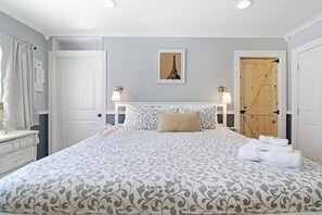 3 bedrooms, desk, iron/ironing board, travel crib