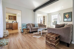 Televisión, chimenea y libros 