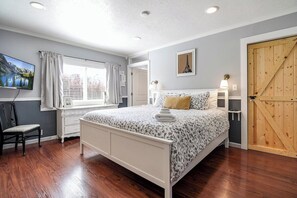 3 bedrooms, desk, iron/ironing board, travel crib