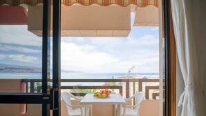 An open balcony with a table and chairs, a view of the sea, and a mountainous landscape in the distance. - Huge Balcony over Las Canteras By CanariasGetaway (Las Palmas de Gran Canaria)