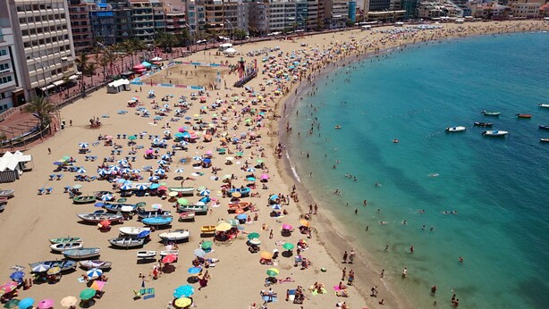 A crowded beach with numerous umbrellas and people. - Huge Balcony over Las Canteras By CanariasGetaway (Las Palmas de Gran Canaria)