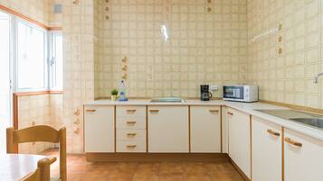 Réfrigérateur, micro-ondes, lave-vaisselle, cafetiÚre/bouilloire