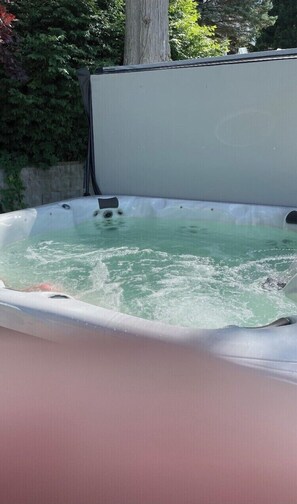 Bañera de hidromasaje al aire libre