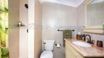 Een douche, handdoeken, zeep, toiletpapier