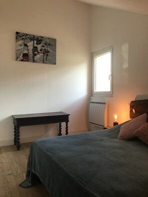 5 bedrooms, iron/ironing board, bed sheets