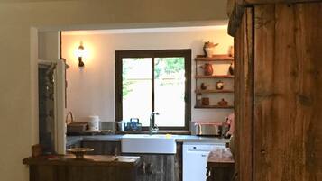 Een koelkast, een magnetron, een oven, een kookplaat