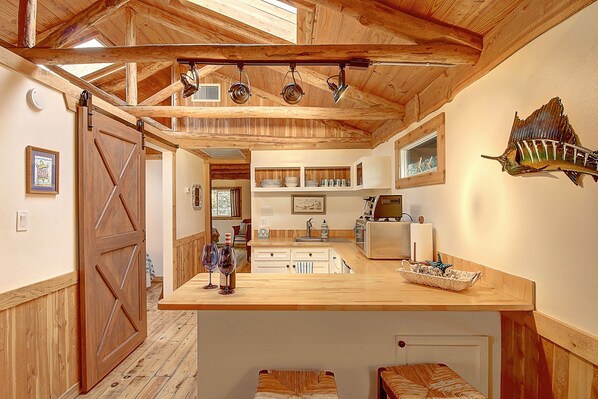 Jääkaappi, mikroaaltouuni, kahvin-/teenkeitin, leivänpaahdin