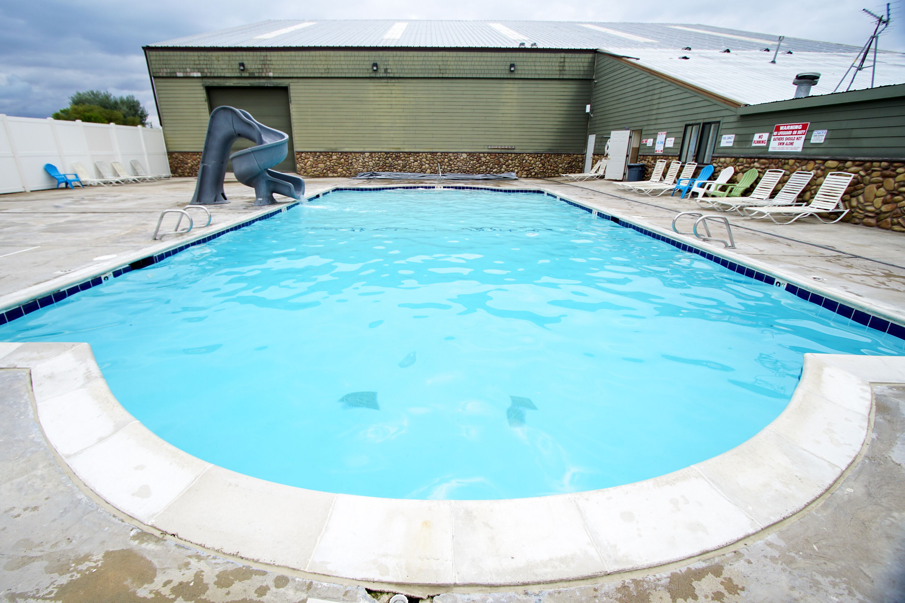 Piscine extérieure en saison