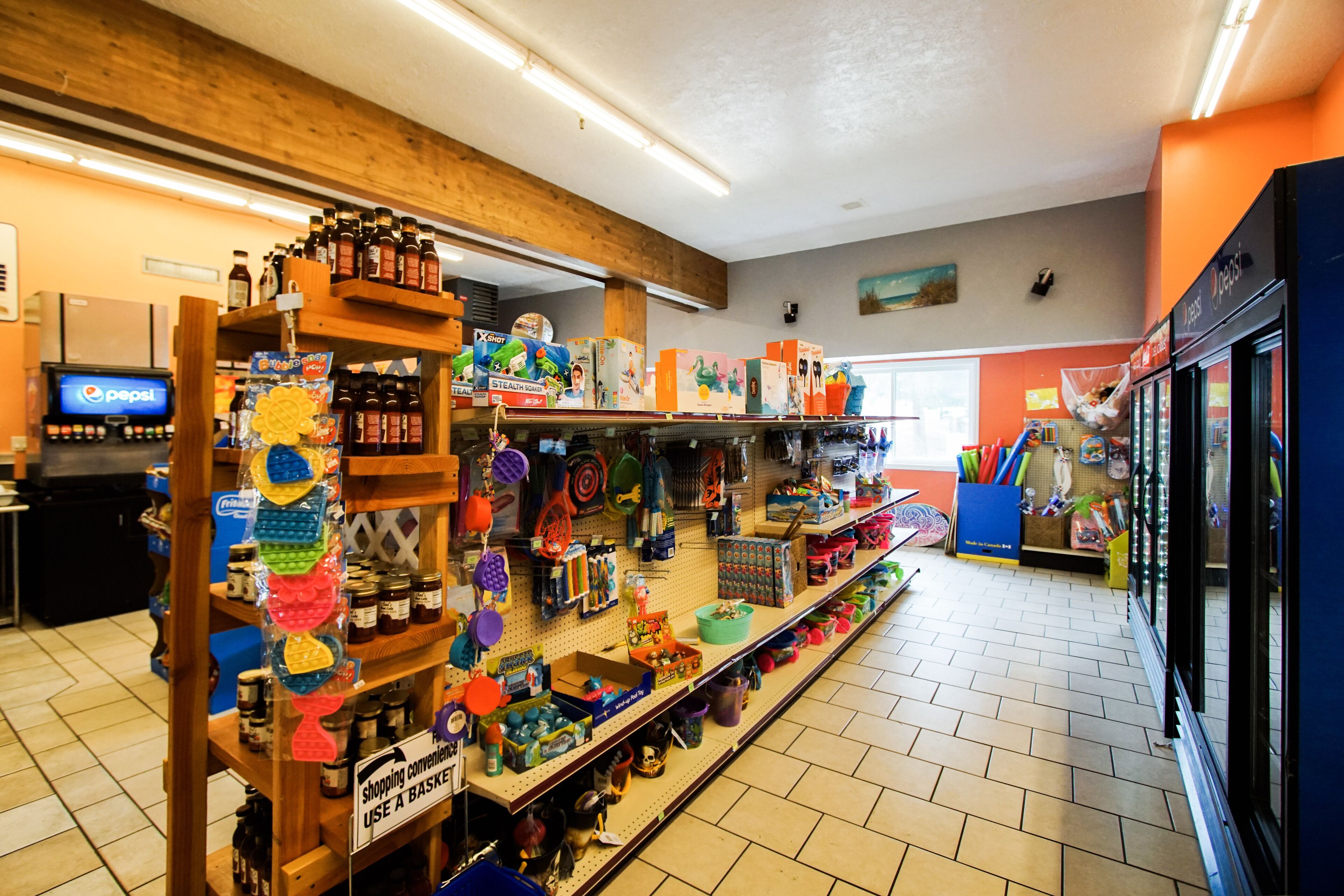 Een winkel met planken vol speelgoed, spelletjes en lekkernijen.