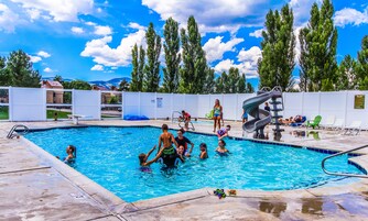 Una piscina al aire libre de temporada