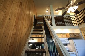 Ullakkohuoneisto, 1 makuuhuone | Oleskelualue | 20–tuumainen taulutelevisio, jossa kaapelikanavat