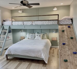 5 habitaciones, escritorio y tabla de planchar con plancha 