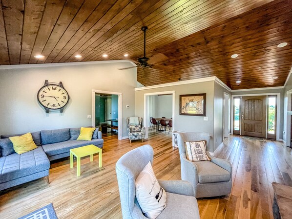 Smart-TV, Kamin, Tischtennisplatte