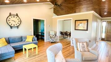 TV connectée, cheminée, table de tennis de table