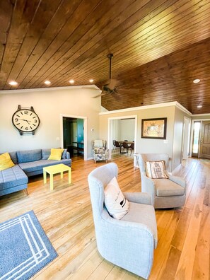 Smart TV, fireplace, ping pong