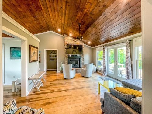 Dale Hollow Lakehouse, Hot Tub, gameroom, 2 SUPs, 4 acres, awesome views