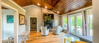 Dale Hollow Lakehouse, Hot Tub, gameroom, 2 SUPs, 4 acres, awesome views