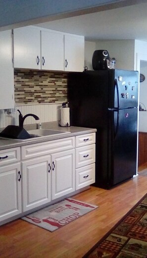 Kjøleskap, mikrobølgeovn, ovn og kokeplater