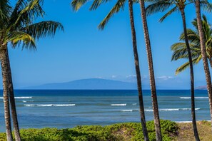 Sur la plage, chaise longue, serviettes de plage