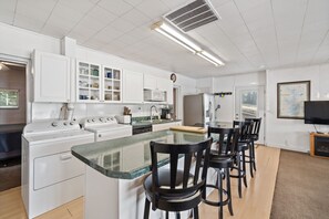 Fridge, microwave, stovetop, dishwasher