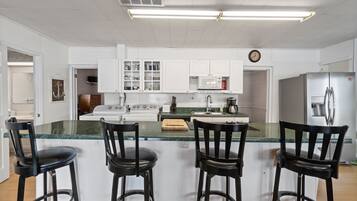 Frigorífico, microondas, placa de cocina y lavavajillas