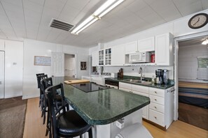 Réfrigérateur, micro-ondes, plaque de cuisson, lave-vaisselle