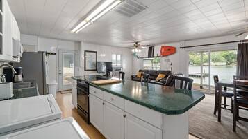 Frigorífico, microondas, placa de cocina y lavavajillas