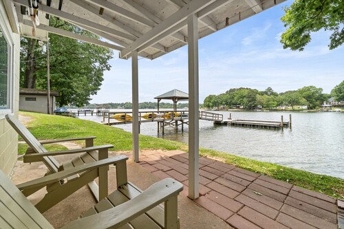 A quaint and cozy lakefront getaway. Pet friendly and boat slip provided.