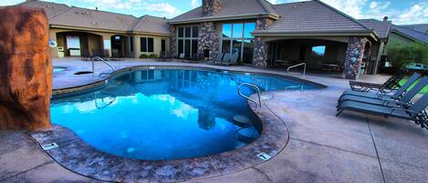 Una piscina al aire libre, una piscina climatizada