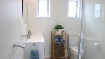 Dusj, håndklær, såpe og sjampo