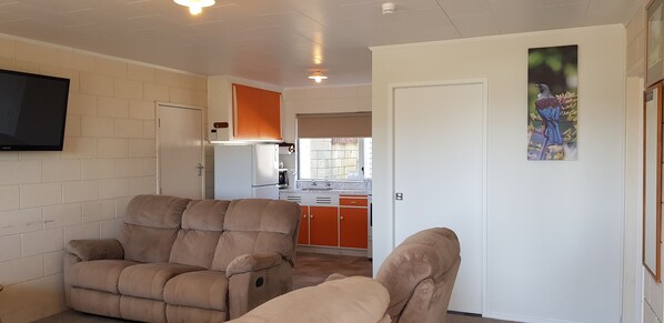 Flat-screen TV - Diamonds on Seaforth - Relax at the beach (Waihi Beach)