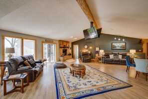 Fernseher, Kamin, DVD-Player, TischfuĂball