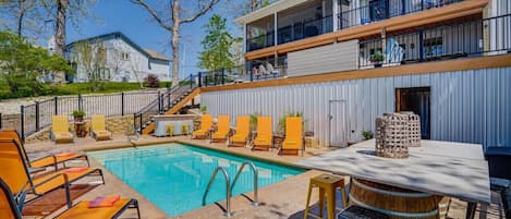 حمّام سباحة مُدفَّأ