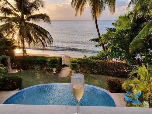  Family-Friendly Apartment - Beachfront Access/  Ocean Views /Salt Pool Access