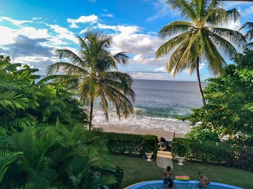  Beachfront 2 Bedroom FamilyStyle Apartment on Courland Bay with Salt Water Pool