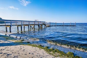 Nær stranden og hvit sand