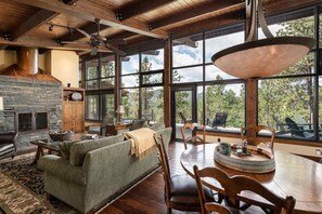 Fireplace, DVD player, stereo - Savor tranquility with Mt. Rushmore views and nearby Custer State Park.  (Keystone)