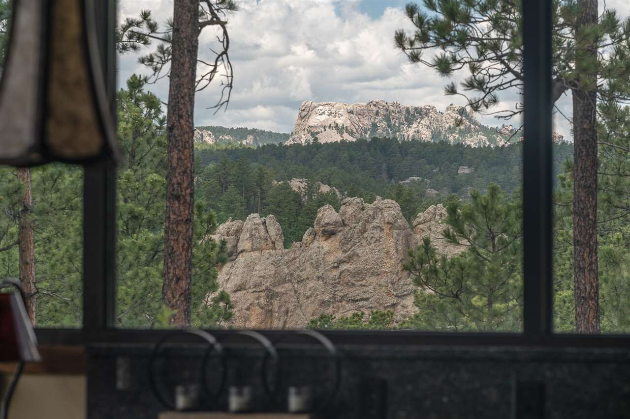 Priceless Mt. Rushmore View- Two master suites!