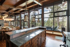 Interior - Savor tranquility with Mt. Rushmore views and nearby Custer State Park.  (Keystone)