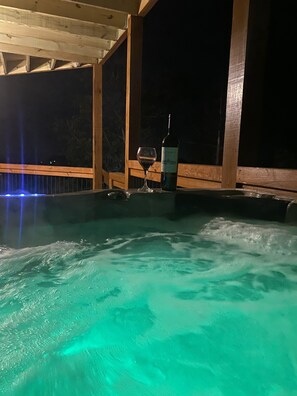 Bañera de hidromasaje al aire libre