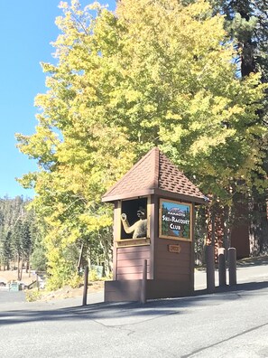 A small wooden cabin with a sign reading "Mammoth Ski & Racquet Club Office." - Mammoth Ski & Racquet Club #33, 2 Bdrm/2 Baths (Mammoth Lakes)