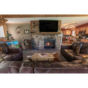 Een smart-tv, een open haard, een dvd-speler en boeken