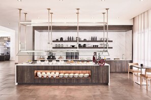 Petit déjeuner buffet (10 USD par personne)