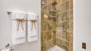 Combined shower/tub, hair dryer, towels