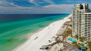 Ein Hotel direkt am Strand mit Pool, Zugang zum Strand und Blick auf den Ozean.