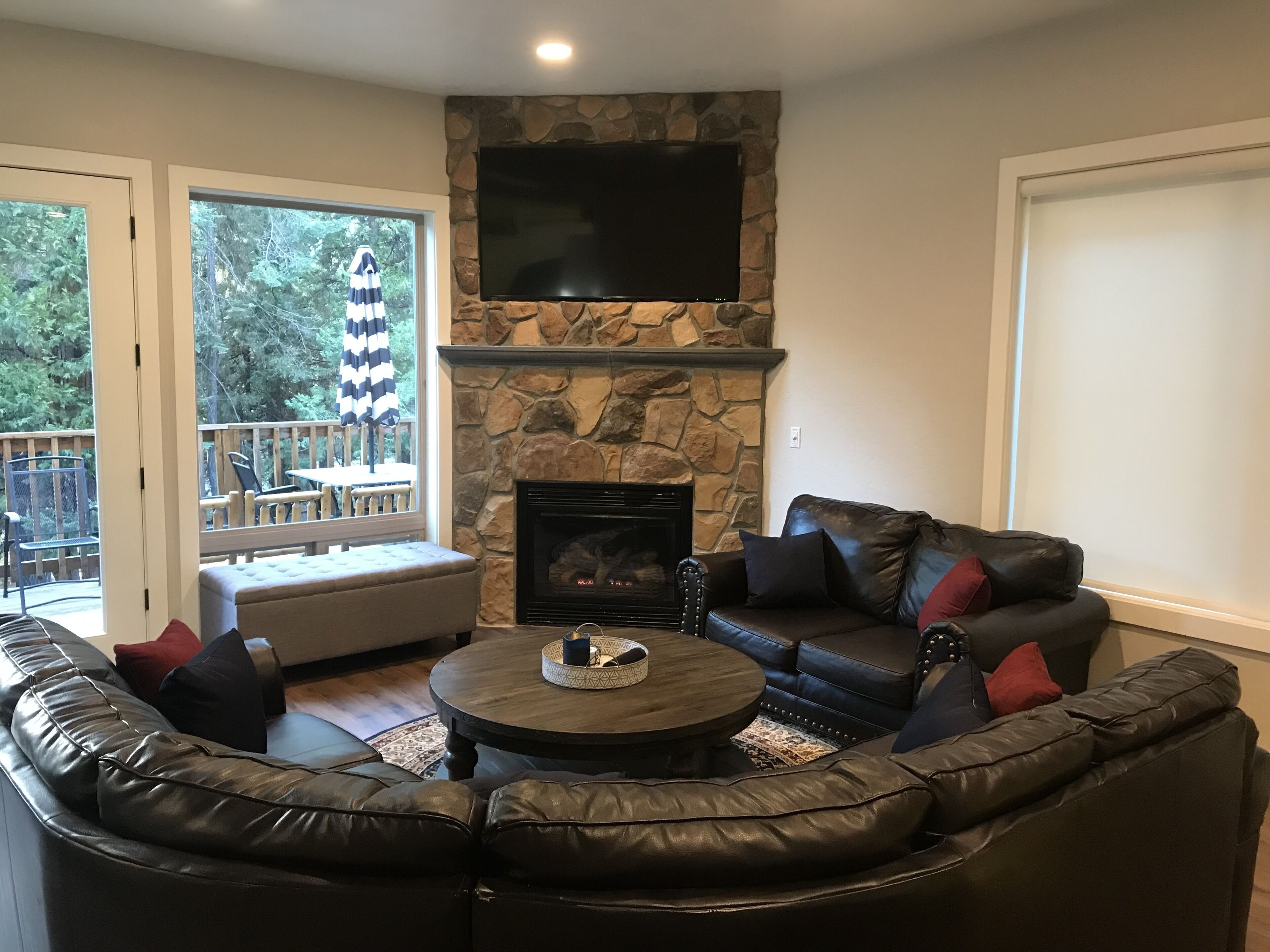 Smart TV, fireplace, video games, ping pong