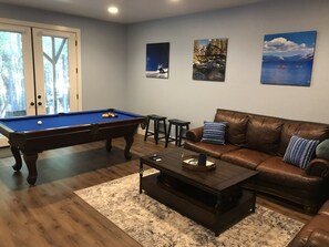 Smart TV, fireplace, video games, table tennis