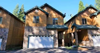GG's Chalet - 6 Bedrooms, 4 Baths, movie theatre, jetted tub, and pool table!