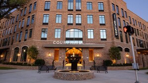 A brick building with the sign "Courtyard by Marriott" and a fountain in front. - Courtyard by Marriott Thomasville Downtown (Thomasville)